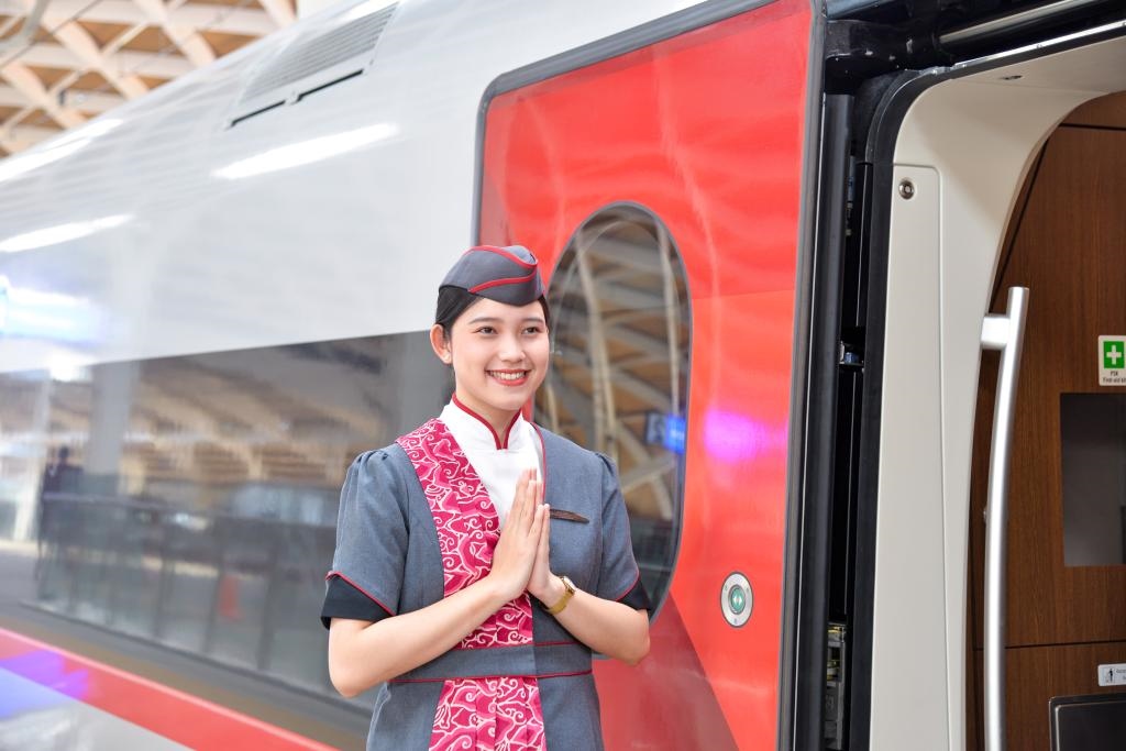 12月12日，乘務(wù)人員在印度尼西亞雅加達(dá)的哈利姆車(chē)站站臺(tái)歡迎乘坐雅萬(wàn)高鐵的乘客。新華社記者徐欽攝