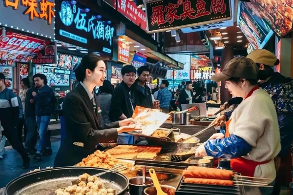當(dāng)?shù)劂y行工作人員向個(gè)體經(jīng)營者介紹金融服務(wù)。受訪者供圖