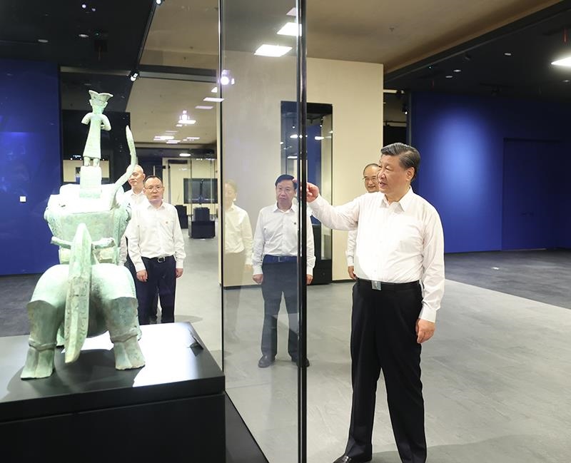 △2023年7月26日，習(xí)近平總書(shū)記在位于四川德陽(yáng)市廣漢市的三星堆博物館新館參觀。