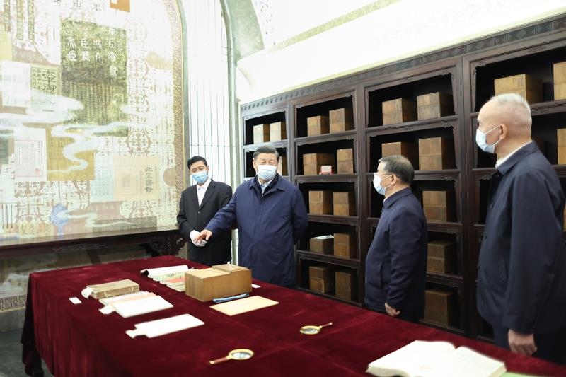 △2023年6月1日，習(xí)近平總書(shū)記在中國(guó)國(guó)家版本館考察時(shí)，在蘭臺(tái)洞庫(kù)了解館藏精品版本保存情況。