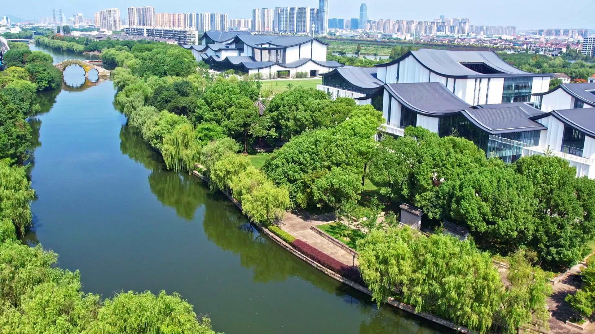 △浙東運(yùn)河。今年9月20日，習(xí)近平總書(shū)記來(lái)到浙東運(yùn)河文化園考察，強(qiáng)調(diào)“大運(yùn)河文化是中國(guó)優(yōu)秀傳統(tǒng)文化的重要組成部分，要在保護(hù)、傳承、利用上下功夫，讓古老大運(yùn)河煥發(fā)時(shí)代新風(fēng)貌”。