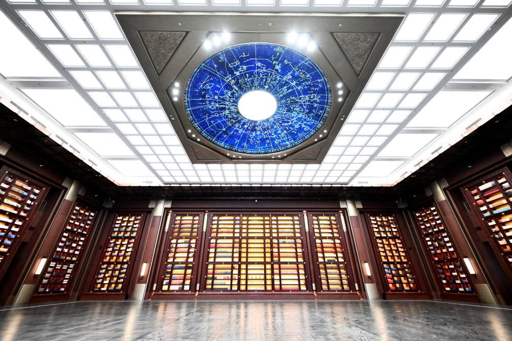 △中國(guó)國(guó)家版本館中央總館“文瀚閣”內(nèi)景。星空穹頂上是一幅宋代石刻天文圖，傳遞著“文瀚閣”的寓意：中華文明如星空般浩瀚璀璨。