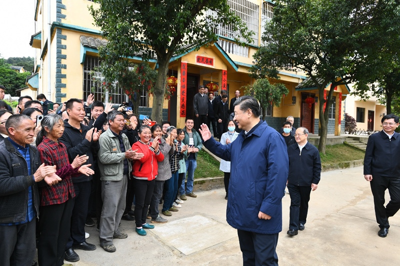 2021年4月25日，習(xí)近平總書記在廣西桂林市全州縣才灣鎮(zhèn)毛竹山村考察時(shí)，同鄉(xiāng)親們親切交流。新華社記者 謝環(huán)馳 攝