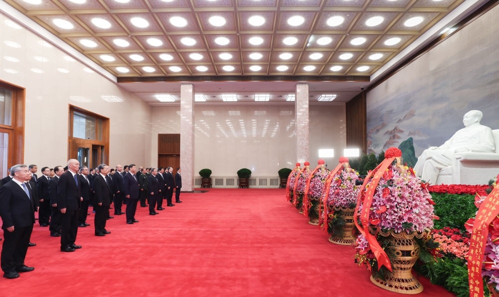12月26日，中共中央在北京人民大會堂舉行紀念毛澤東同志誕辰130周年座談會。座談會前，習(xí)近平、李強、趙樂際、王滬寧、蔡奇、丁薛祥、李希、韓正等領(lǐng)導(dǎo)同志來到毛主席紀念堂瞻仰毛澤東同志遺容。