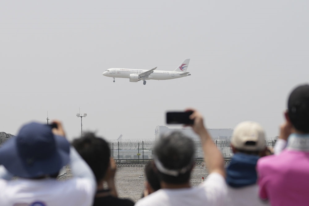 2023年5月28日，C919首個商業(yè)航班東航MU9191飛抵北京首都國際機場。新華社記者 鞠煥宗 攝