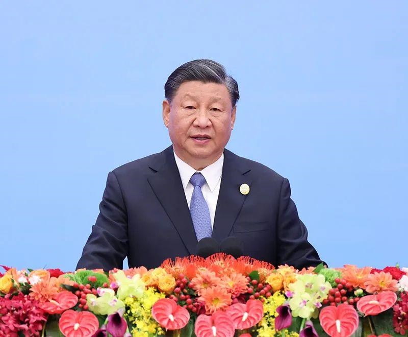 10月18日上午，習(xí)近平主席在北京人民大會堂出席第三屆“一帶一路”國際合作高峰論壇開幕式并發(fā)表題為《建設(shè)開放包容、互聯(lián)互通、共同發(fā)展的世界》的主旨演講。
