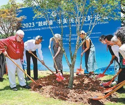 6月，2023“鼓嶺緣”中美民間友好論壇在福建省福州市舉辦。圖為出席“鼓嶺之友”座談會的中美各界人士在鼓嶺共同植樹留念。