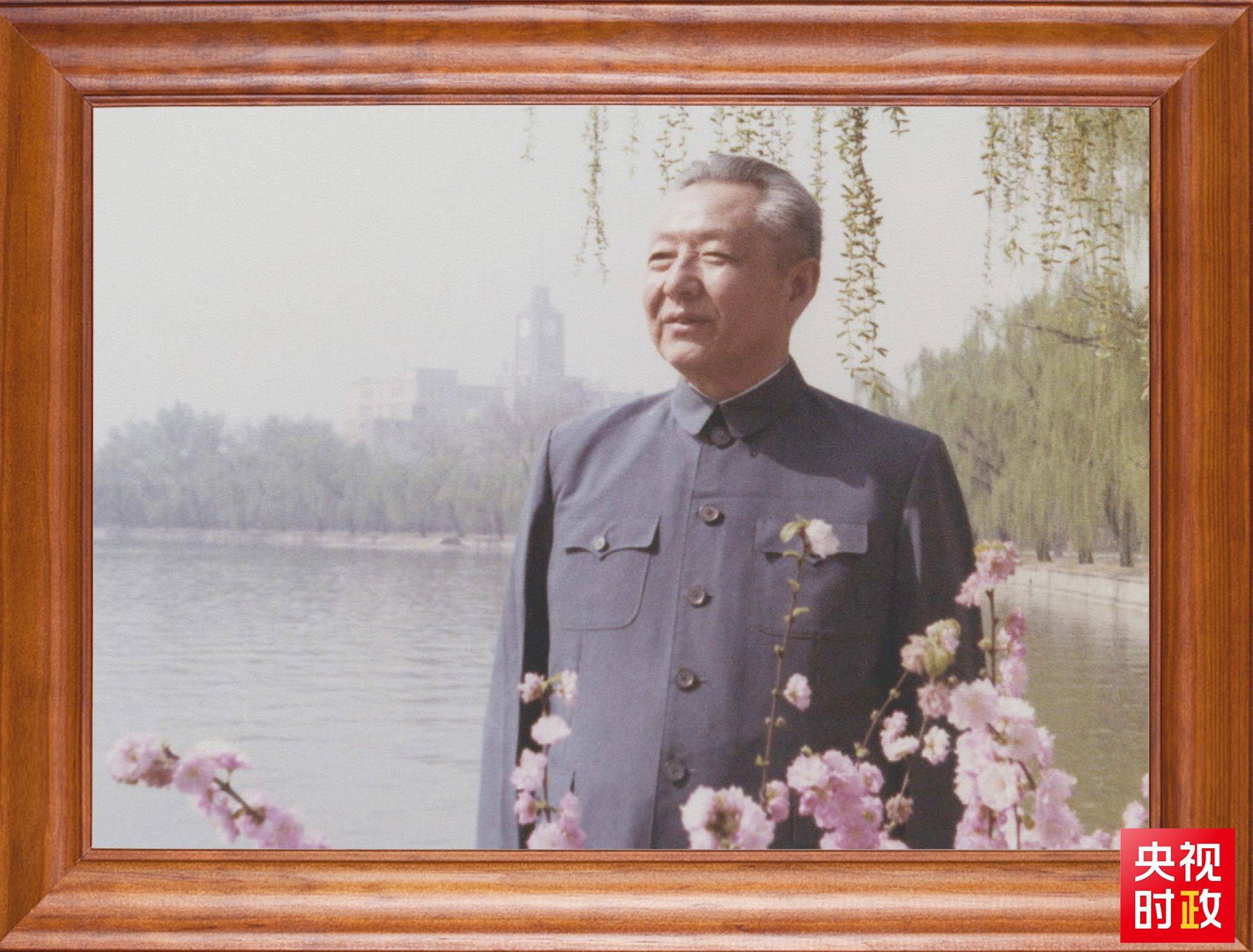 △這是習(xí)近平父親習(xí)仲勛同志的照片。2023年10月15日，是習(xí)仲勛同志誕辰110周年紀(jì)念日。這張照片第一次出現(xiàn)在他的書架上。