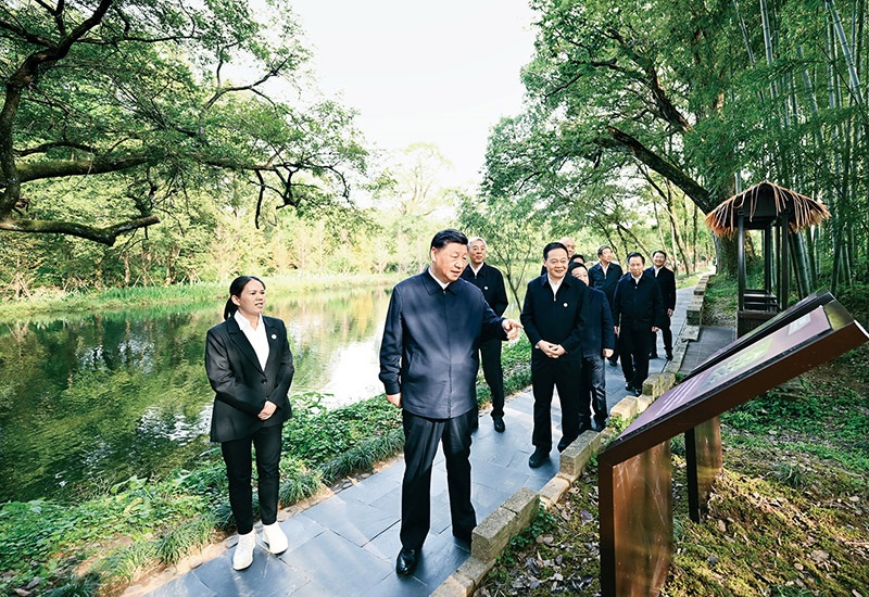 2023年10月10日至13日，中共中央總書記、國(guó)家主席、中央軍委主席習(xí)近平在江西考察。這是11日下午，習(xí)近平在上饒市婺源縣秋口鎮(zhèn)王村石門自然村考察時(shí)，了解饒河源國(guó)家濕地公園和極度瀕危鳥類藍(lán)冠噪鹛保護(hù)等情況。 新華社記者 謝環(huán)馳/攝