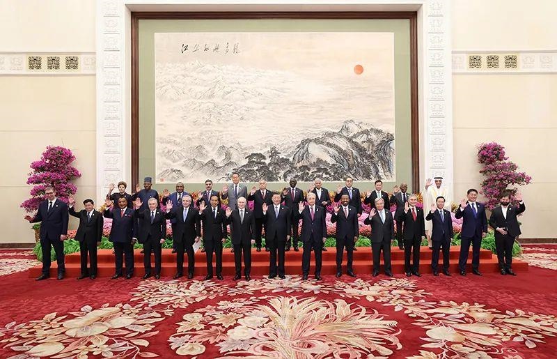 10月18日，習(xí)近平主席在北京人民大會堂出席第三屆“一帶一路”國際合作高峰論壇開幕式并發(fā)表主旨演講。這是習(xí)近平同國際貴賓集體合影。