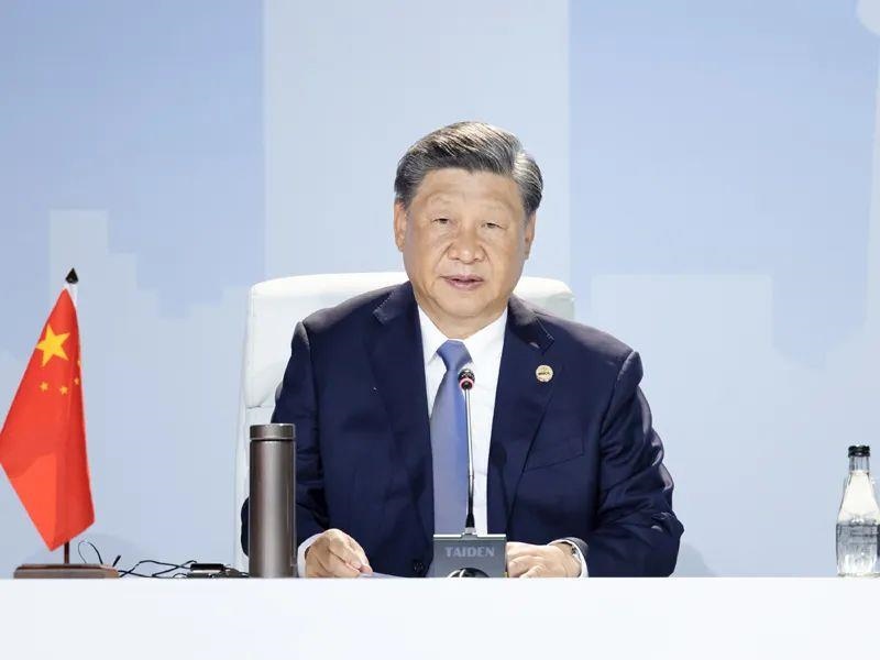 當?shù)貢r間8月24日，習(xí)近平主席在南非約翰內(nèi)斯堡出席金磚國家領(lǐng)導(dǎo)人第十五次會晤特別記者會。