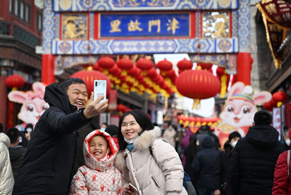 2023年1月26日，農(nóng)歷大年初五，游客在天津古文化街留影。新華社記者 趙子碩 攝