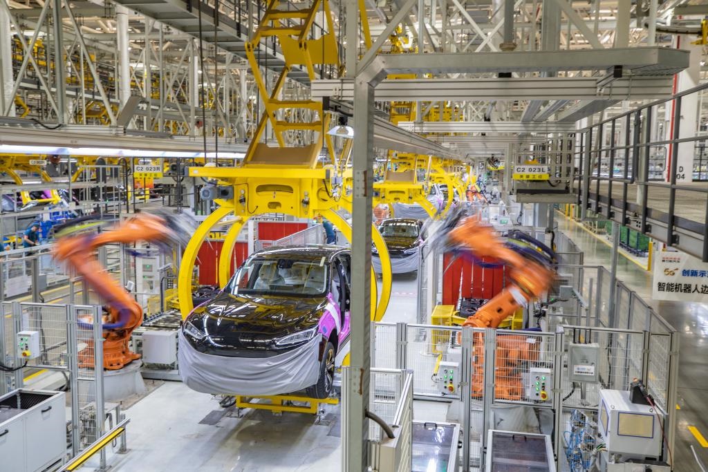 這是2023年8月29日拍攝的賽力斯汽車有限公司兩江智慧工廠作業(yè)現(xiàn)場。新華社記者 黃偉 攝