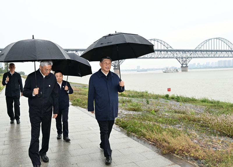 2023年10月10日，習(xí)近平在長(zhǎng)江國(guó)家文化公園九江城區(qū)段考察時(shí)，冒雨沿江堤步行察看沿岸風(fēng)貌。
