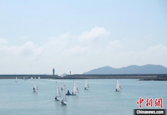 浙江象山，杭州亞運會帆船項目運動員揚帆起航。林波 攝