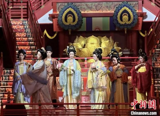 2023年12月31日晚間，在長(zhǎng)安十二時(shí)辰主題街區(qū)進(jìn)行的漢服表演。 中新社記者 張一辰 攝