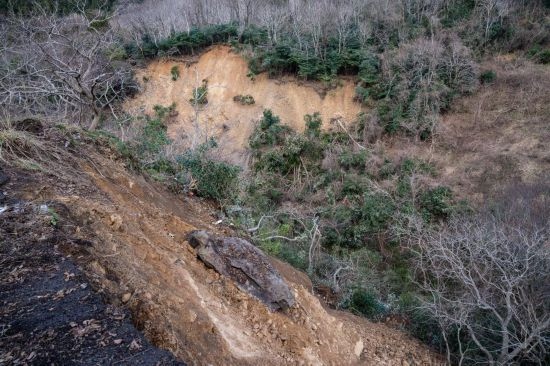  1月2日，在日本石川縣羽咋郡，地震引起山體滑坡。新華社記者張笑宇攝