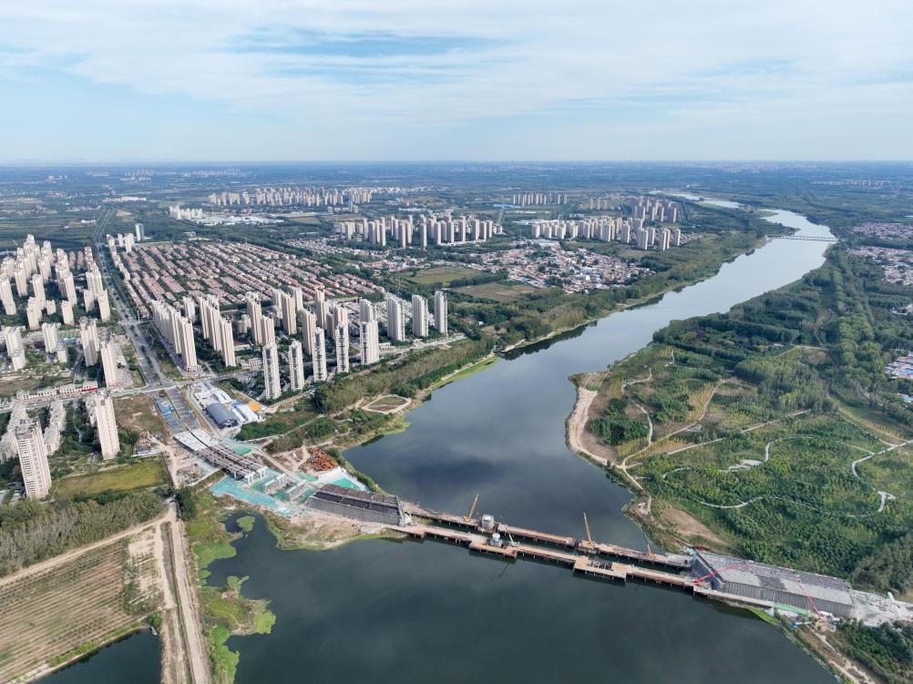 2023年10月拍攝的跨潮白河大橋施工現(xiàn)場。 新華社記者 邢廣利 攝