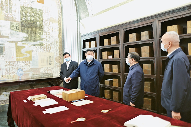 2023年6月1日，習近平總書記在中國國家版本館考察時，在蘭臺洞庫了解館藏精品版本保存情況。
