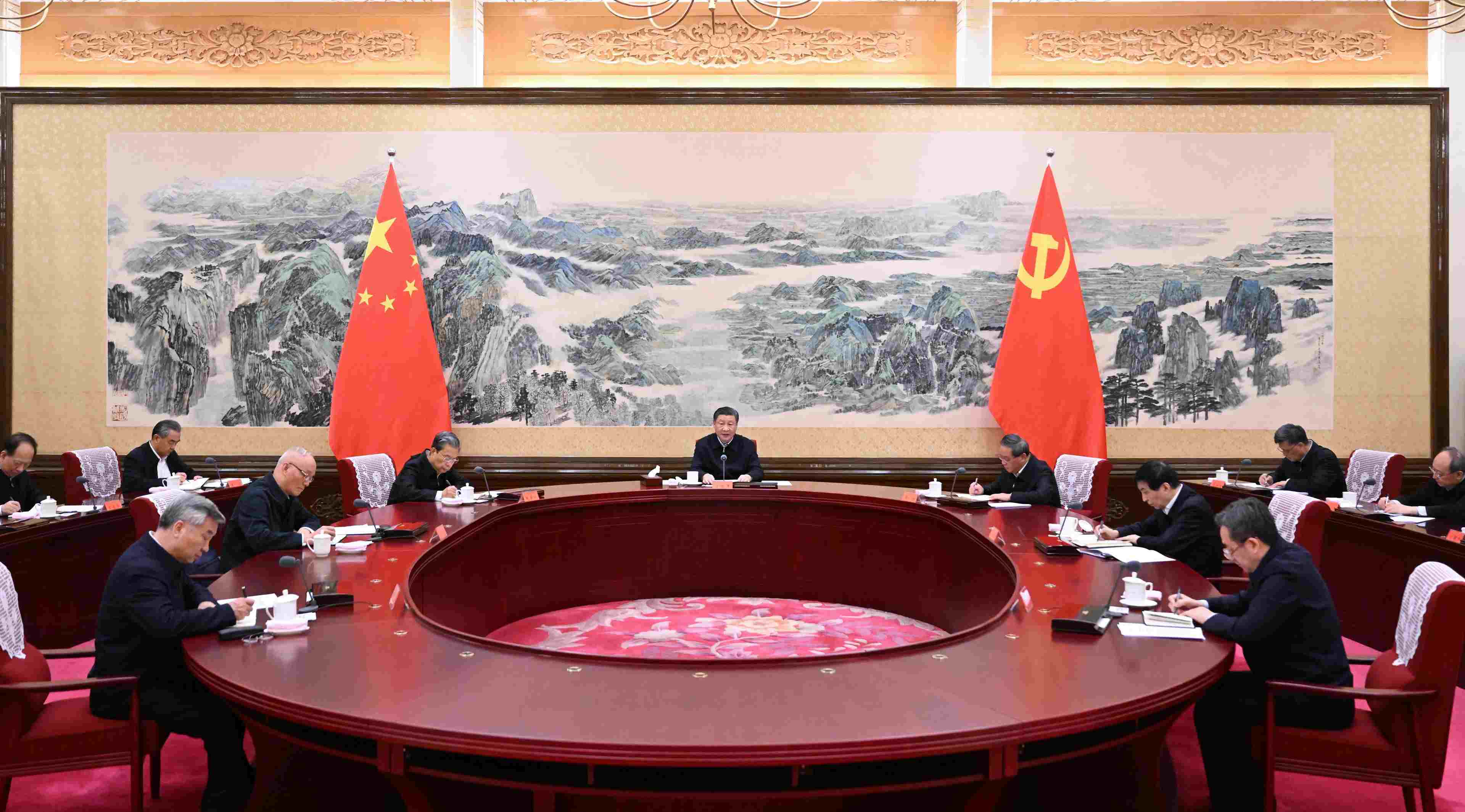 2023年12月21日至22日，中共中央政治局召開學(xué)習(xí)貫徹習(xí)近平新時(shí)代中國特色社會(huì)主義思想主題教育專題民主生活會(huì)，中共中央總書記習(xí)近平主持會(huì)議并發(fā)表重要講話。