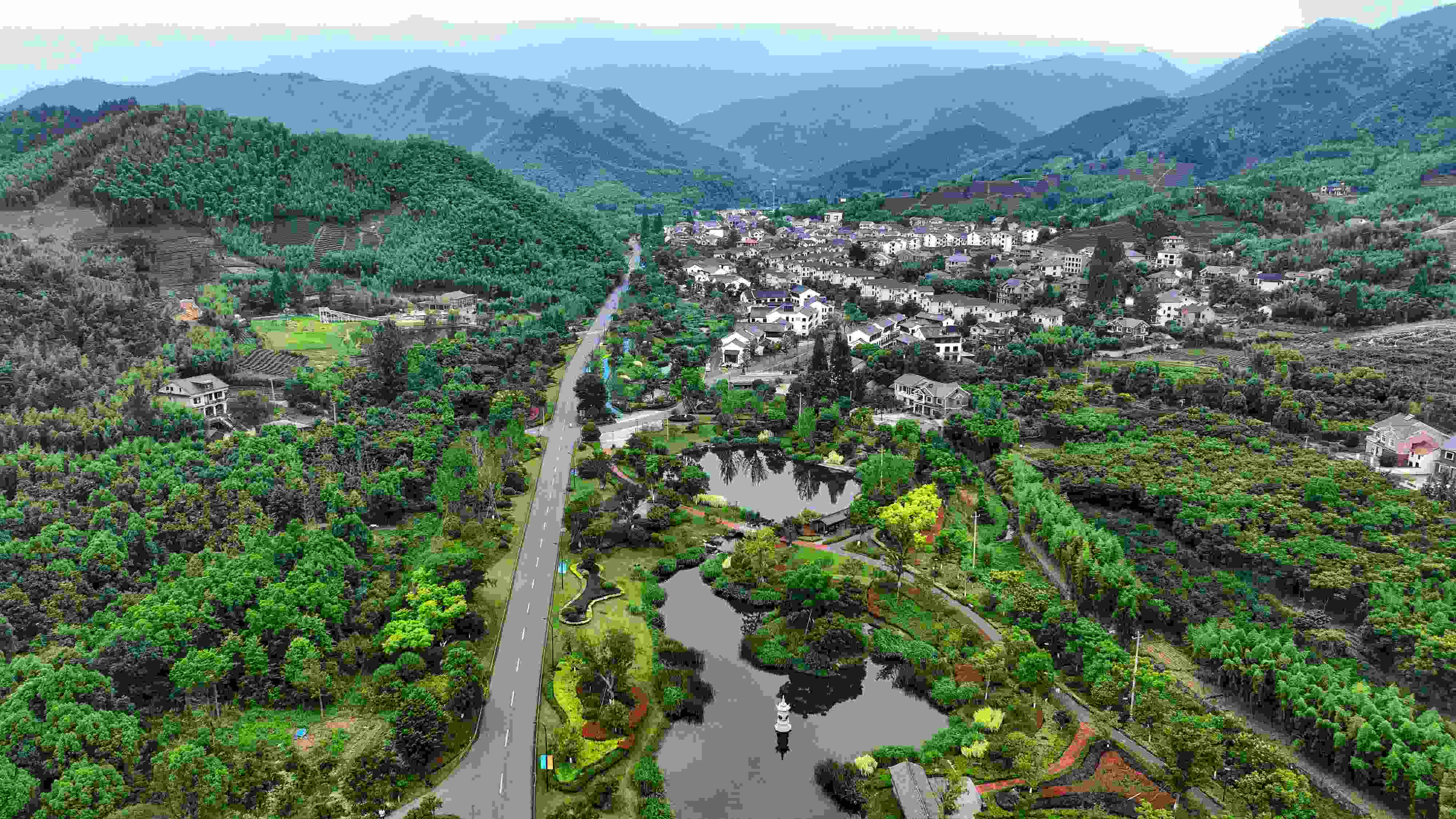 2023年6月6日，杭州余杭區(qū)徑山鎮(zhèn)鄉(xiāng)村，生態(tài)碧水、沿路花海與村莊農(nóng)房相映成趣，構(gòu)成一幅美麗的山水田園畫。
