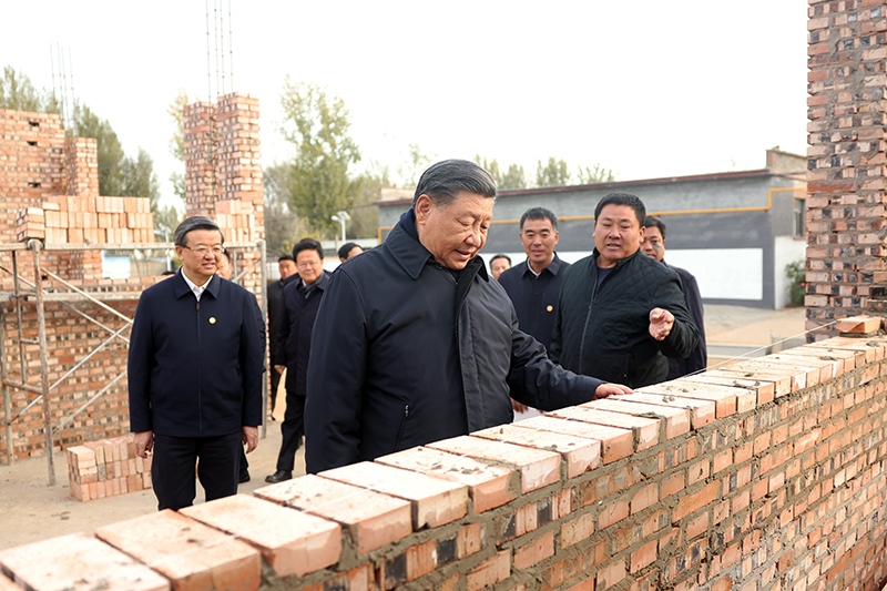 2023年11月10日，習(xí)近平總書記在河北保定涿州市刁窩鎮(zhèn)萬全莊村房屋重建施工現(xiàn)場考察。