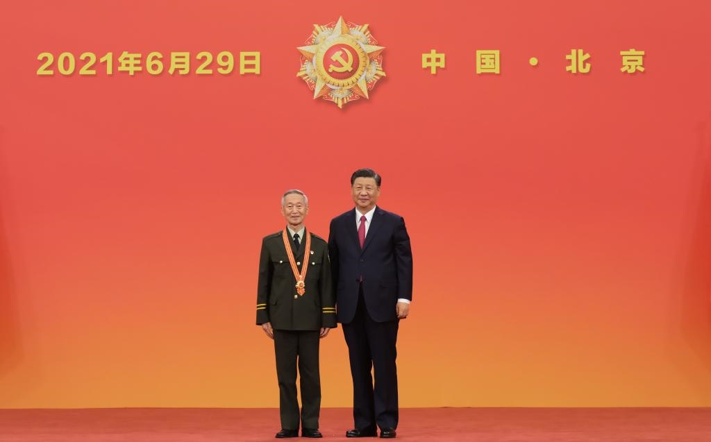 2021年6月29日，習近平總書記向“七一勛章”獲得者崔道植頒授勛章。新華社記者 李學仁 攝