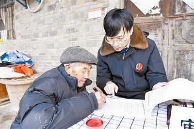  圖③：當(dāng)事人簽署調(diào)解協(xié)議。