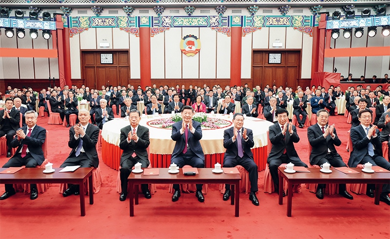 2023年12月29日，全國(guó)政協(xié)在北京舉行新年茶話會(huì)。黨和國(guó)家領(lǐng)導(dǎo)人習(xí)近平、李強(qiáng)、趙樂(lè)際、王滬寧、蔡奇、丁薛祥、李希、韓正出席茶話會(huì)并觀看演出。 新華社記者 鞠鵬/攝
