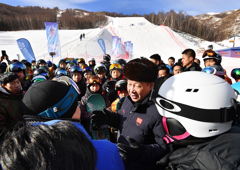 2017年1月23日，習(xí)近平總書記在云頂滑雪場同正在集訓(xùn)的國家滑雪隊運動員及滑雪愛好者親切交談。