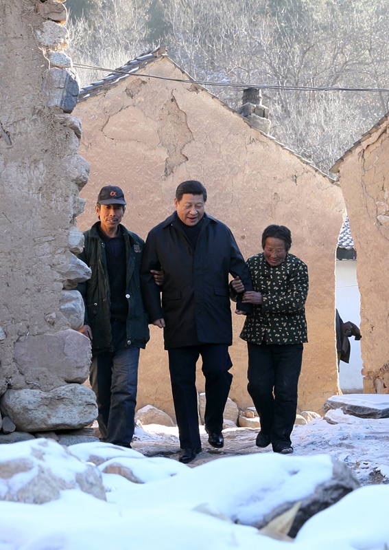 2012年12月30日，習(xí)近平總書記來到地處深山的河北阜平駱駝灣村，走進困難群眾唐宗秀家慰問看望。