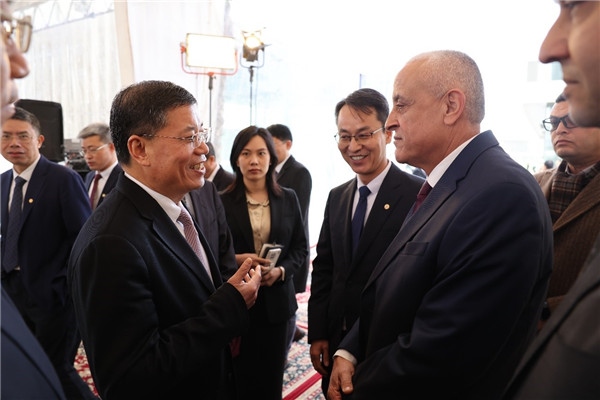 李永明同埃及住房部副部長會談交流。主辦方供圖