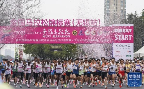 2023年3月19日，2023無(wú)錫馬拉松鳴槍開賽。新華社記者 李博 攝