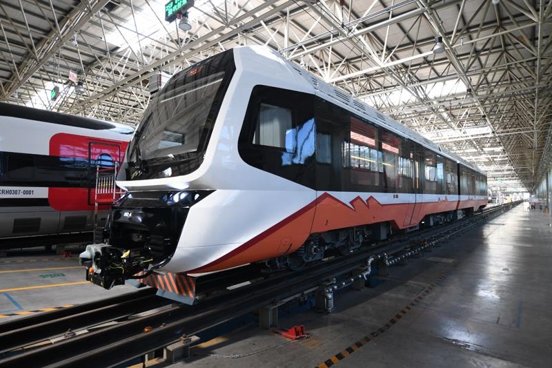 △2023年6月6日，中國(guó)中車(chē)出口阿根廷新能源輕軌車(chē)輛首列車(chē)在中車(chē)唐山公司下線。