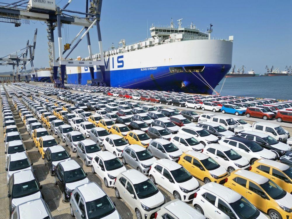 △2023年7月5日，大批出口商品車(chē)集結(jié)山東煙臺(tái)港準(zhǔn)備通過(guò)汽車(chē)滾裝船發(fā)運(yùn)。