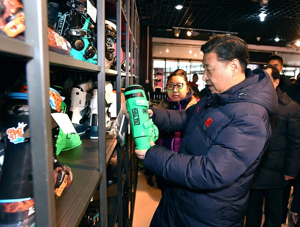 2017年1月23日，習(xí)近平總書記在河北省張家口市云頂滑雪場(chǎng)雪具大廳了解各式雪具的不同功用。