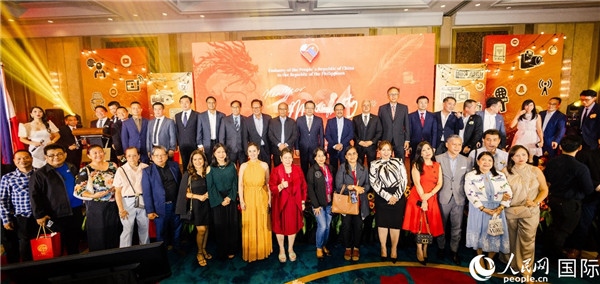 出席駐菲律賓使館2024年新年媒體沙龍部分嘉賓代表合影。人民網(wǎng)記者樊帆 攝