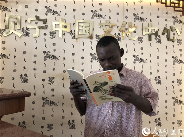 貝寧人在文化中心閱讀中國圖書。人民網(wǎng)記者 黃培昭攝