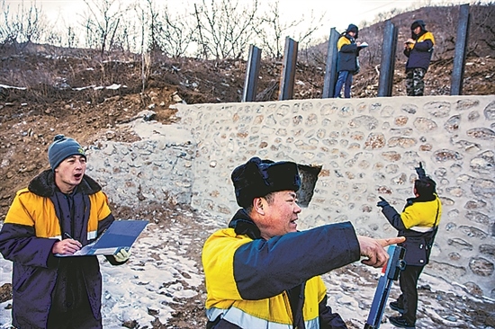 1月15日，門頭溝區(qū)妙峰山鎮(zhèn)，來自中國鐵路北京局的單秀松（左二）與同事正在鐵路線上進(jìn)行防洪隱患排查工作。