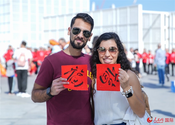 游客展示“福”字。人民網(wǎng) 塔里克·易卜拉欣攝
