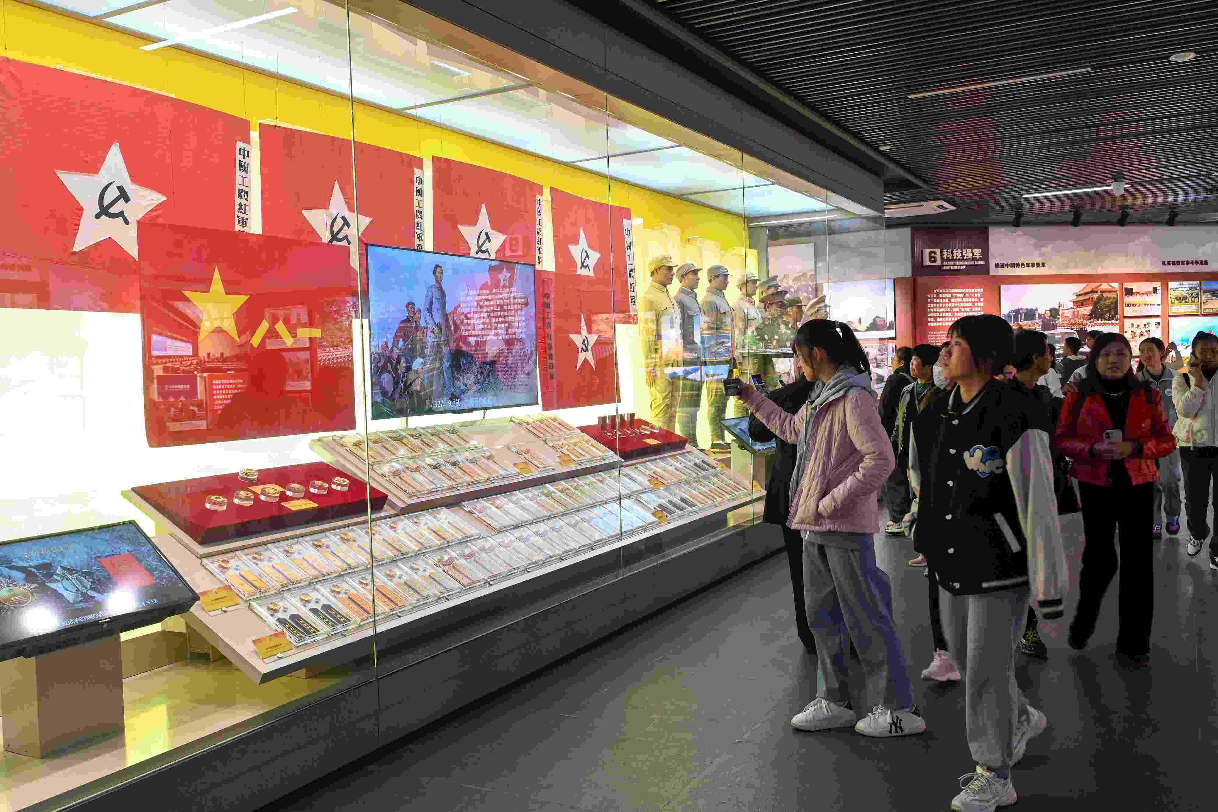 2023年11月15日，游客游覽參觀南昌八一起義紀(jì)念館，感受體驗(yàn)紅色文化的教育。