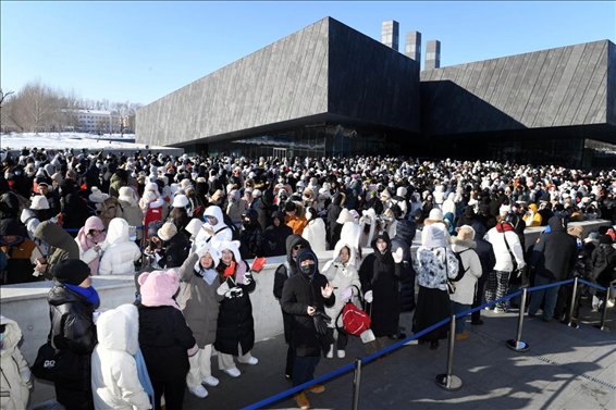 2024年1月15日，哈爾濱，侵華日軍第七三一部隊(duì)罪證陳列館門口排隊(duì)的游客整齊有序。