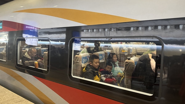 旅客乘坐高鐵列車。中國鐵路北京局供圖