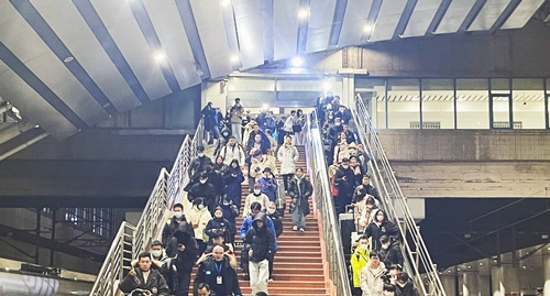 2024年鐵路春運(yùn)今日啟動，旅客進(jìn)入站臺準(zhǔn)備乘車。人民網(wǎng)記者 喬雪峰攝