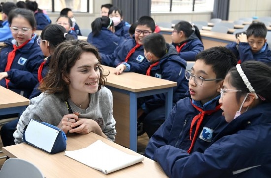  2023年12月18日，在西安新城區(qū)后宰門小學(xué)進(jìn)行的中法校園文化周法語(yǔ)語(yǔ)言沙龍上，西安法語(yǔ)聯(lián)盟的老師與學(xué)生進(jìn)行互動(dòng)。新華社記者 劉瀟 攝