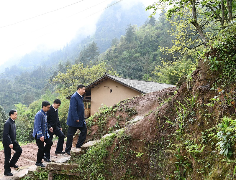 2019年4月15日，在重慶石柱土家族自治縣中益鄉(xiāng)華溪村，習近平總書記踏著濕滑的石階登上陡坡，前往貧困戶譚登周家看望。