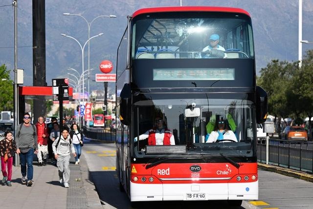 2023年10月31日，一輛由中國制造的新能源公交車行駛在智利首都圣地亞哥的主城區(qū)。新華社記者 辛悅衛(wèi)攝