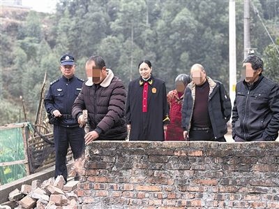  圖③：庭審結(jié)束后，在法官的見證下，陳某在院壩邊重新開鑿一條通道。