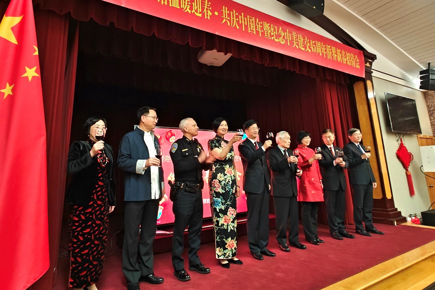 僑胞代表與駐舊金山總領(lǐng)館官員合影。主辦方供圖