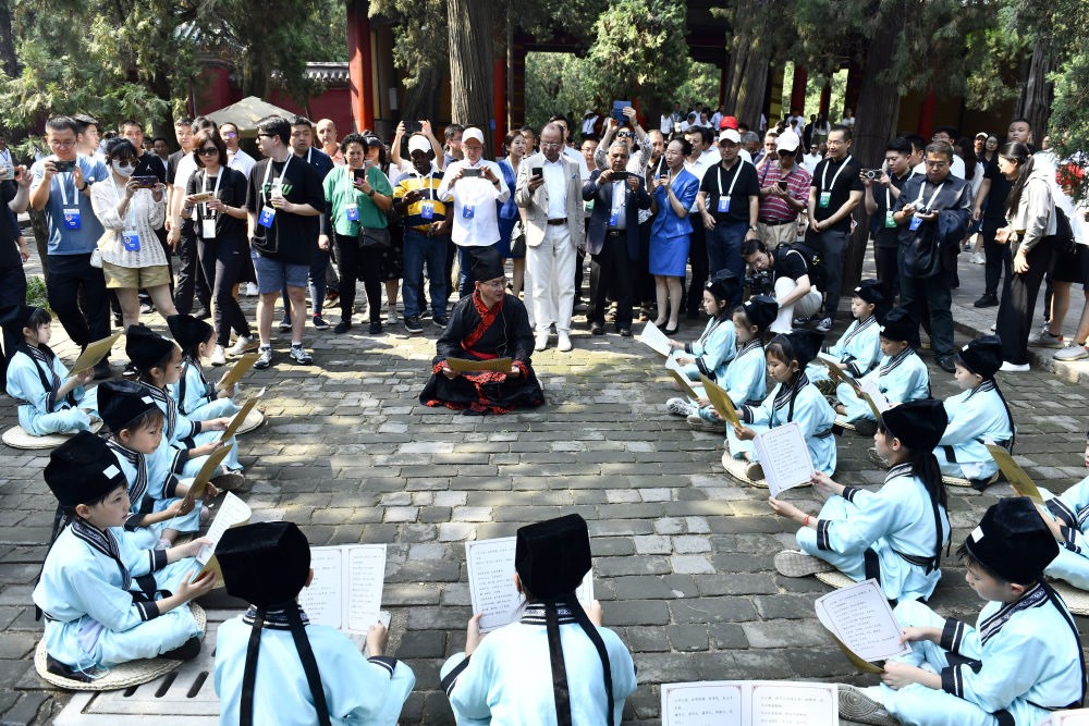 2023年6月27日，在曲阜孔廟，嘉賓和游客在聆聽孩子們誦讀《論語(yǔ)》。